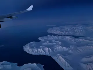 飛機機翼下方的北大西洋海面,冰島與格陵蘭之間只能靠飛機往返